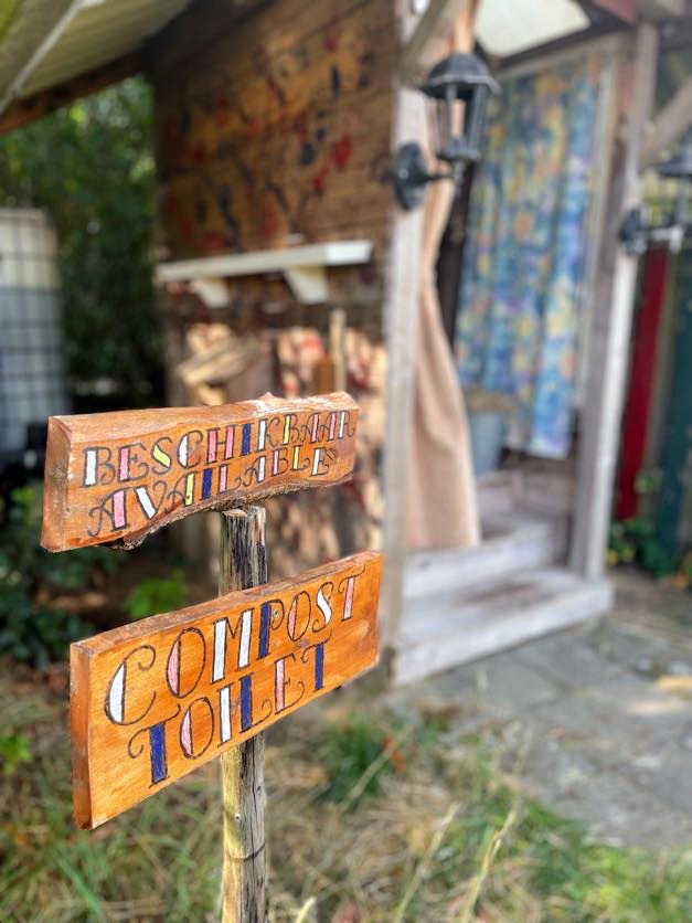 Composttoilet bordje Composttoilet is vrij