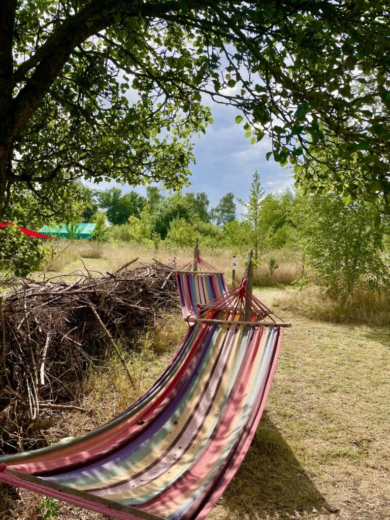 Hangmatten onder de bomen