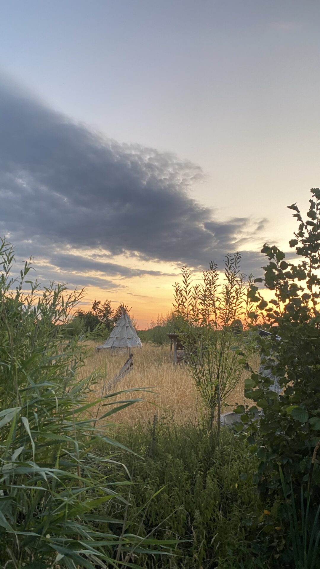 Tipi bij zonsondergang