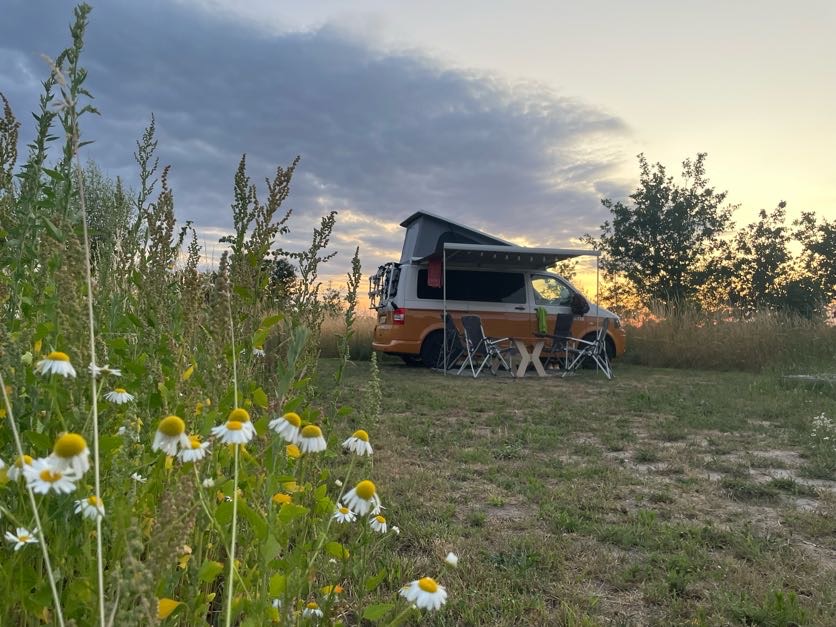Volkswagenbusje bij zonsondergang
